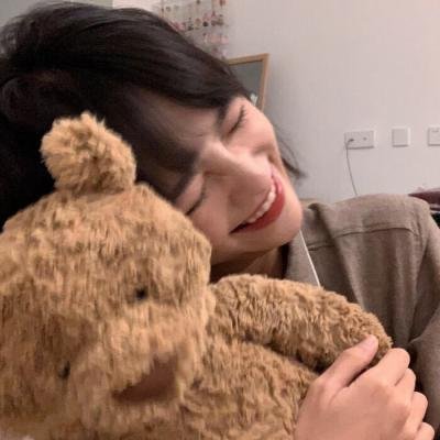 她的微笑像颗糖